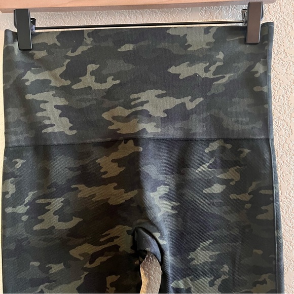 SPANX Look At Me Now Green Camo Cropped Skinny Seamless Leggings Size XL - Picture 3 of 10